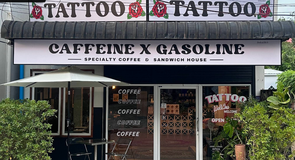 プーケット南部・ラワイにある「Caffeine x Gasoline」は、一見するとタトゥーカルチャーを感じる少し尖った雰囲気のカフェ