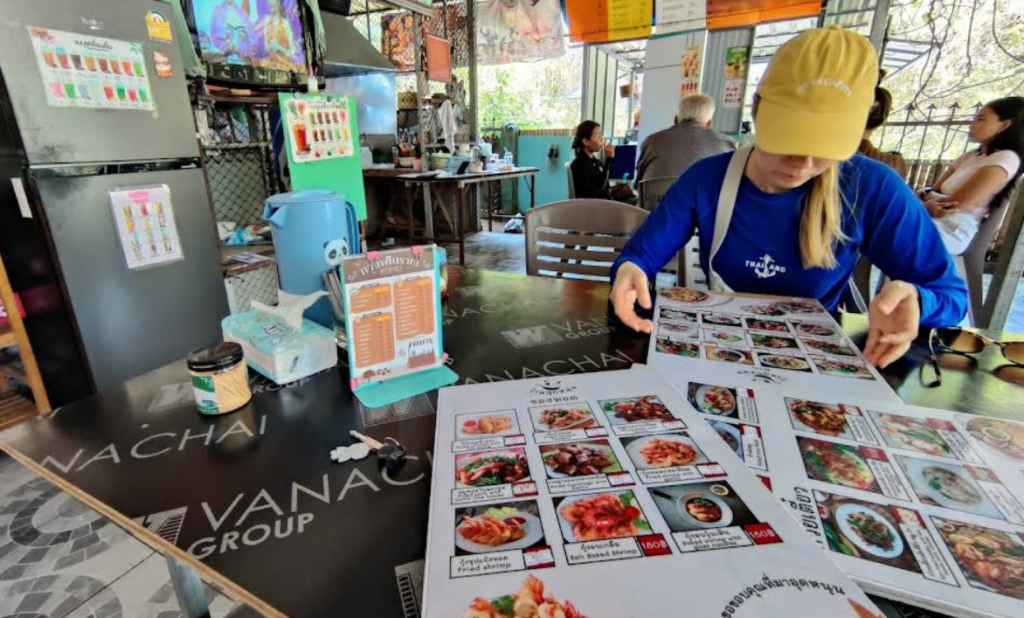 メニュー表は写真付き料金表示あります