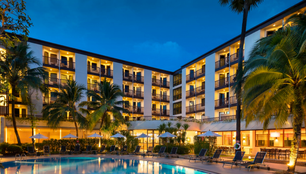 ibis Phuket Patongパトンエリアに位置する、夜の繁華街が近く最も“アクティブ派向け”のibisです