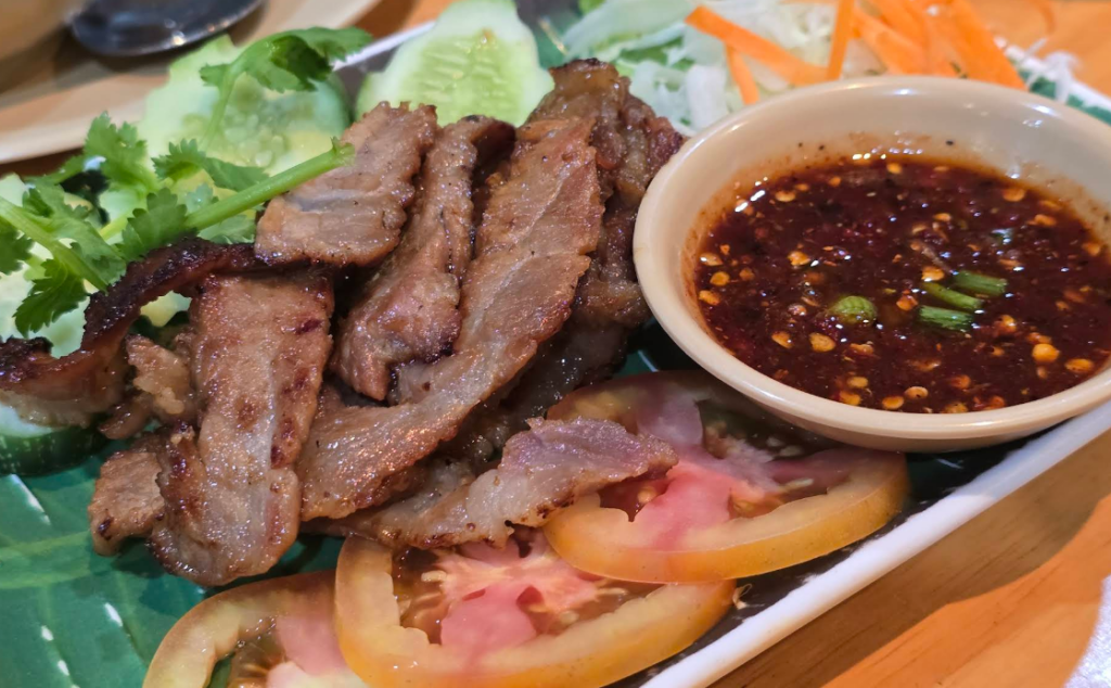 料理は全体的にイサーン（タイ東北部）風です