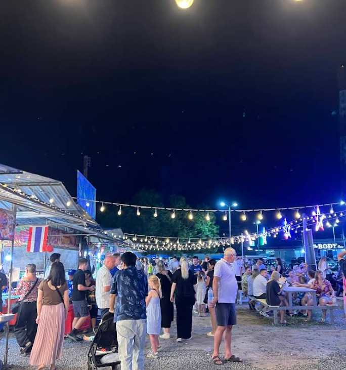 バンタオナイトマーケットは、プーケット北部のチェンタレーエリアに位置し、バンタオビーチからもアクセスしやすい場所にあります