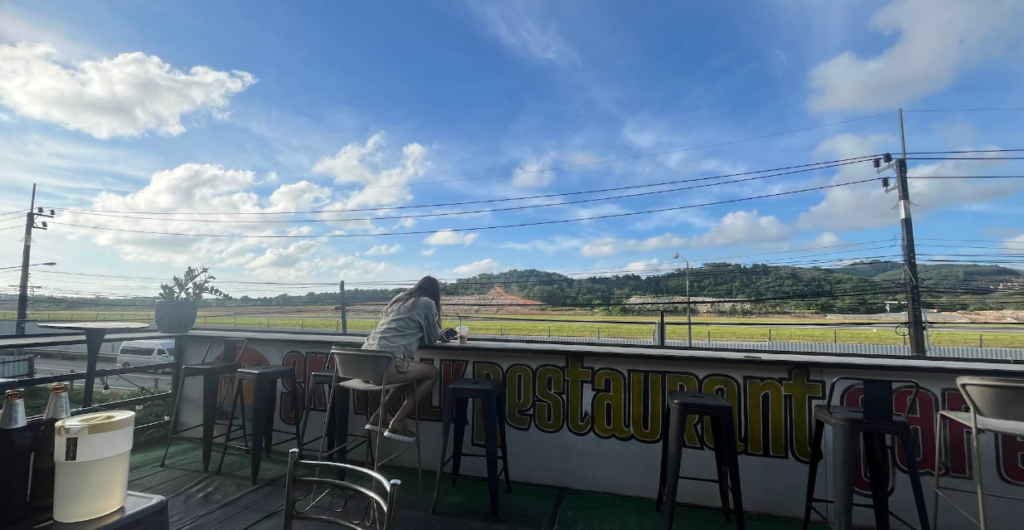 Skywalk Restaurant Phuket Airport Viewpoint は、プーケット空港北側の Mai Khao（マイカオ）エリアにあるレストランです。