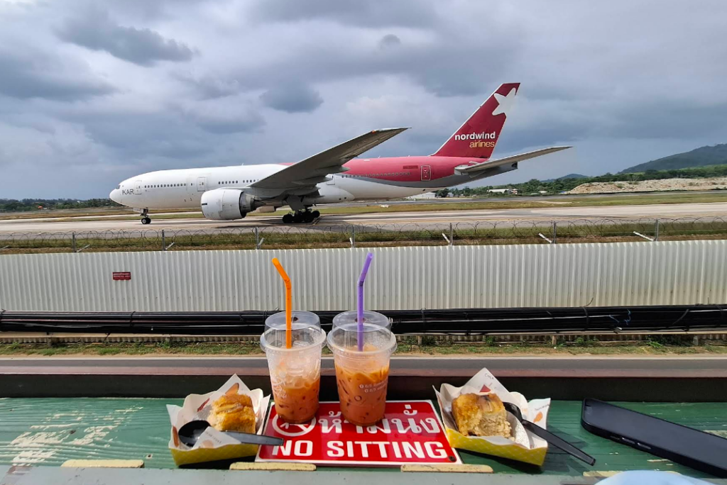 最大の魅力は、食事をしながら飛行機の離着陸をかなり近い距離で見られること